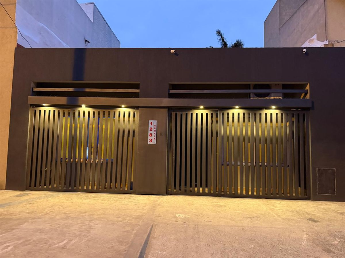 Frente de rejas con iluminación instalado en Ramos Mejía