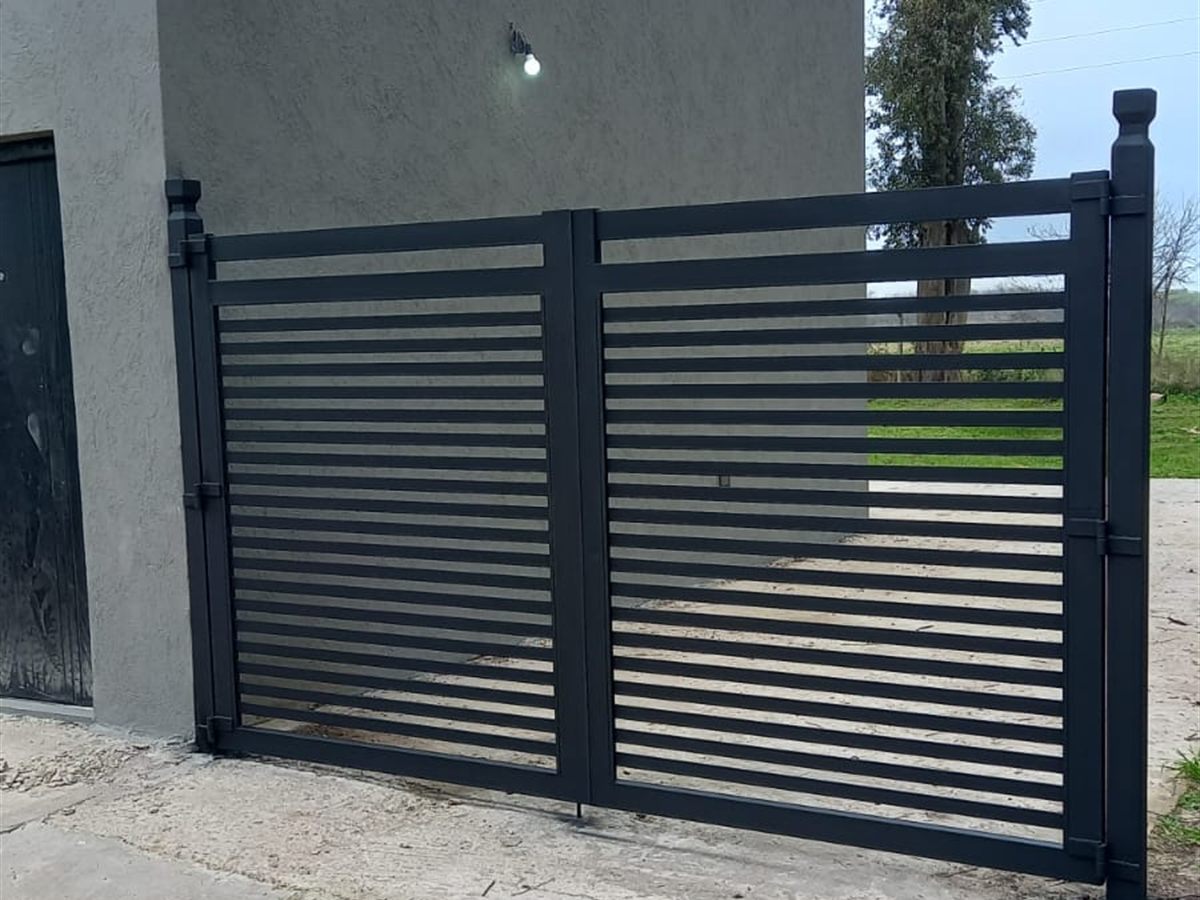 Portón de doble hoja tipo reja instalado en San Vicente