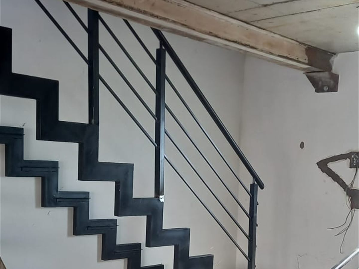 Escalera metálica con baranda instalada en Villa Urquiza
